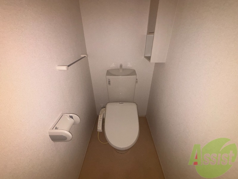 トイレ　トイレは温水洗浄便座です。シンプルな雰囲気になっています。