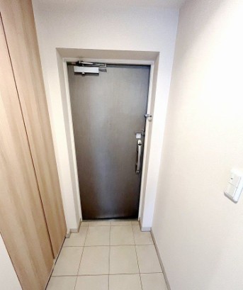 玄関　写真は同タイプ住居です。