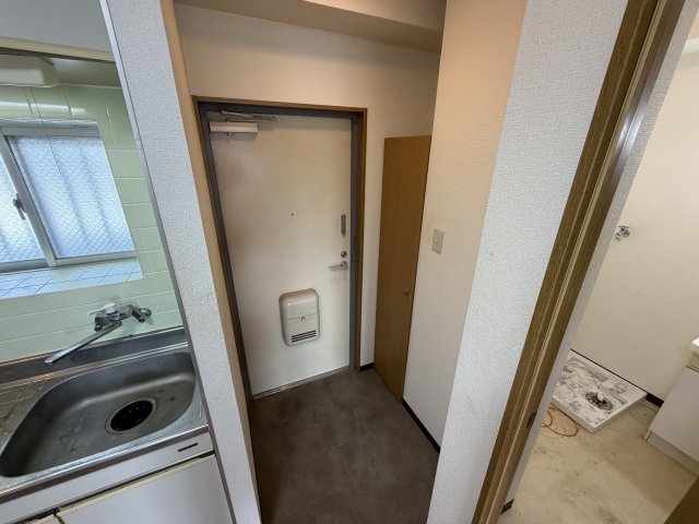 地下鉄谷町線 喜連瓜破駅 徒歩10分 4階建 築29年の玄関写真