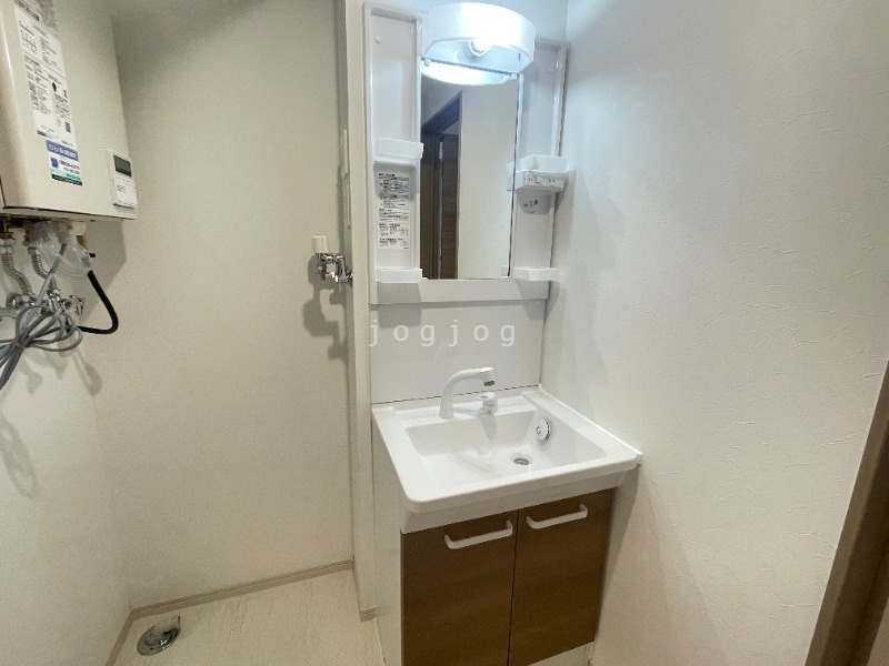 洗面設備　独立洗面台で朝の準備も快適です。