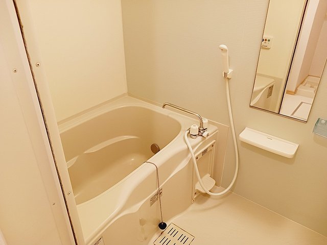 バス・シャワールーム　コンパクトで使いやすいお風呂です