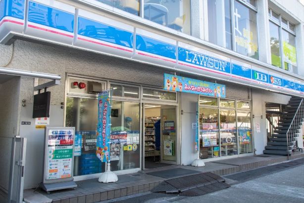 コンビニ　ローソン 新宿坂町店（コンビニ）まで201m