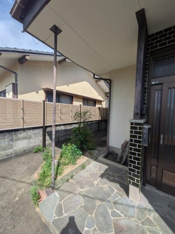 玄関　玄関前のアプローチ。軒下を通って玄関に入ります