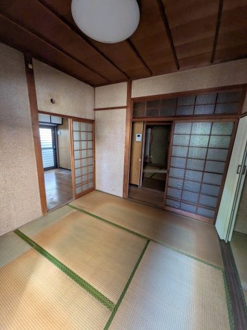 その他部屋・スペース　和室。障子と襖で隣の部屋とつながっています