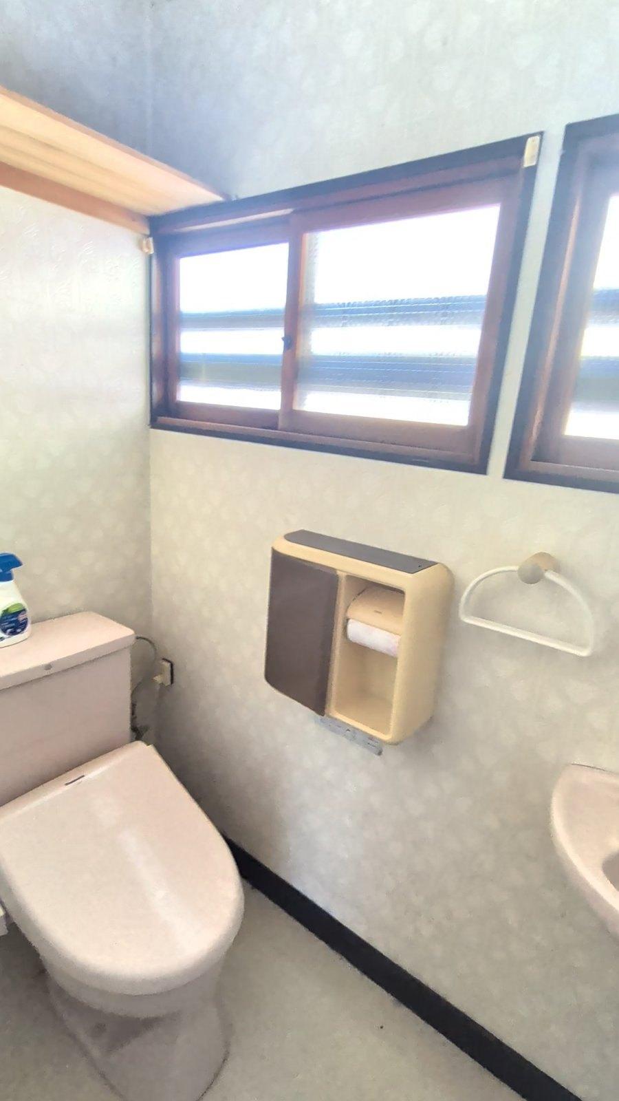 トイレ　洋式の水洗トイレ。公共下水につながっています