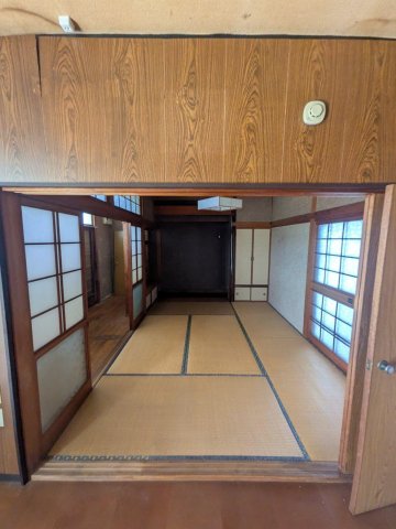 居室・リビング　床の間付きの和室。奥の窓側に広縁があります