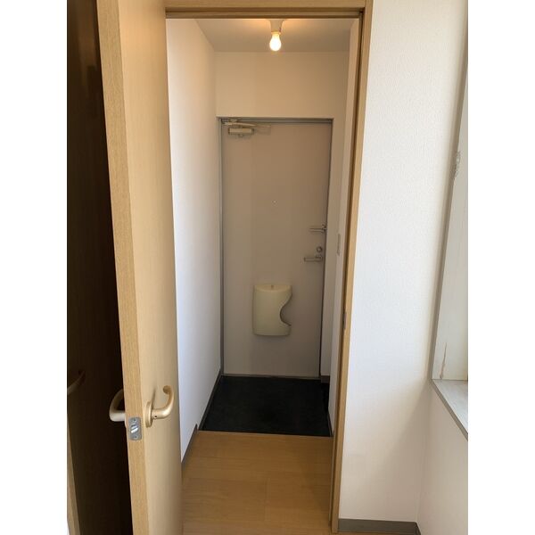 玄関　明るい玄関がお出迎えです☆