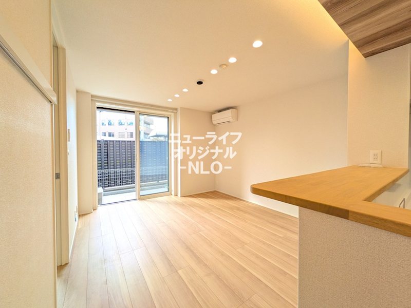 居室・リビング　ダウンライトを採用し開放的で洗練された住空間を演出。