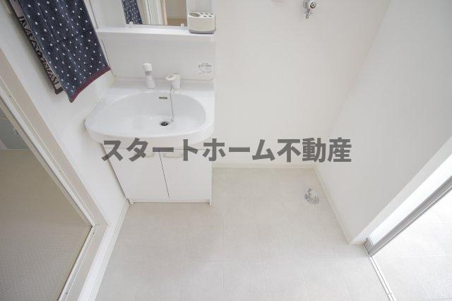 洗面設備　ゆったりとスペースのある洗面所