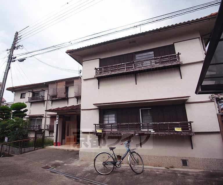 【京都市右京区太秦朱雀町のアパートの建物外観】