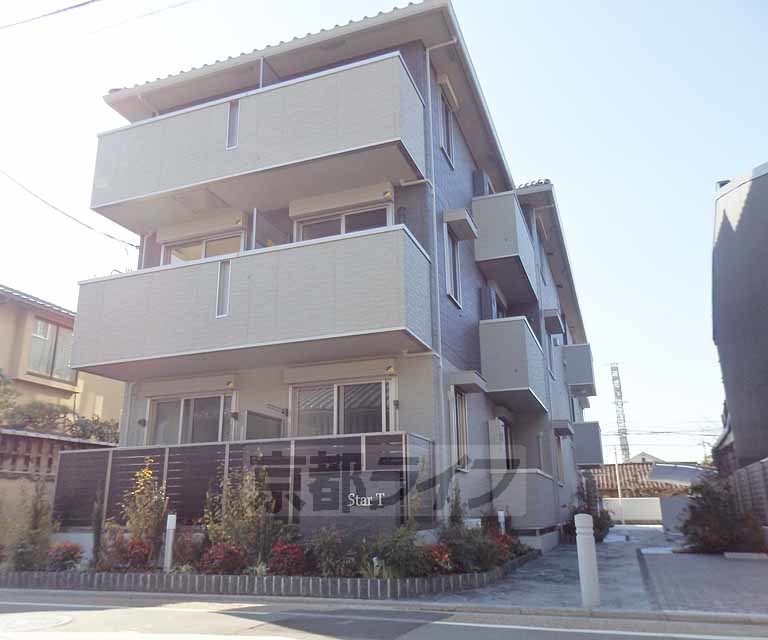 京都市東山区本町１９丁目のアパートの建物外観
