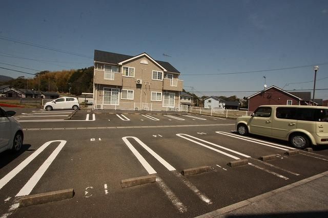 【ラフィネ花瀬　参番館の駐車場】