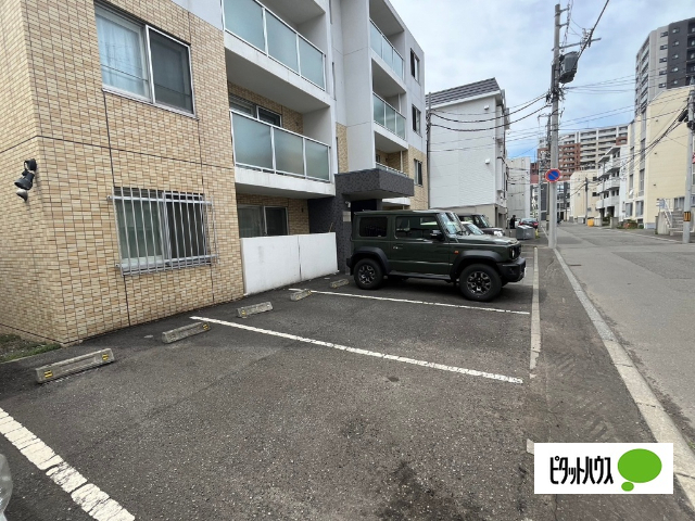 【札幌市西区二十四軒四条のマンションの駐車場】