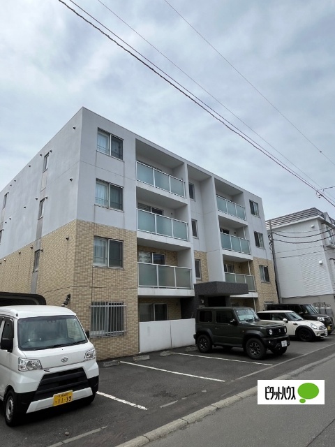 札幌市西区二十四軒四条のマンションの建物外観