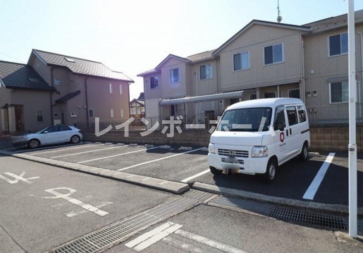 【松戸市横須賀のアパートの駐車場】