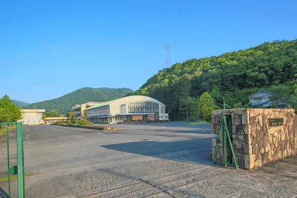 【赤磐市福田のアパートの小学校】