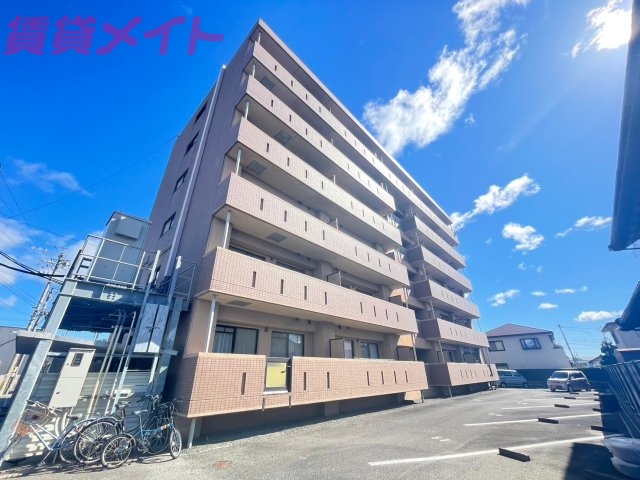 いなべ市員弁町笠田新田のマンションの建物外観