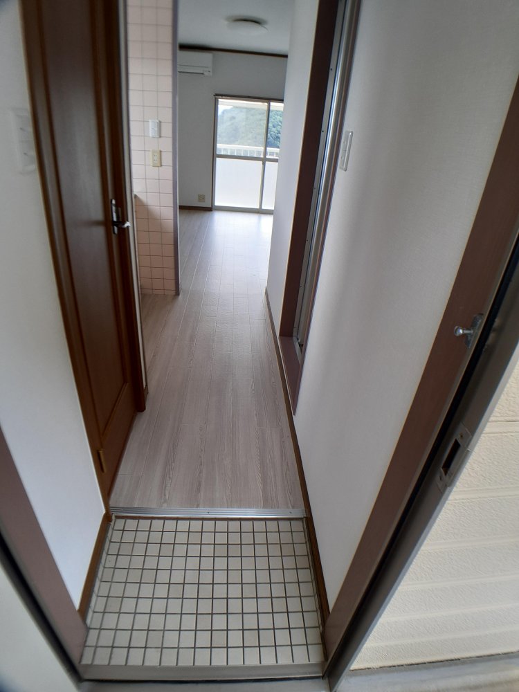 玄関　※別号室のお写真になります。
