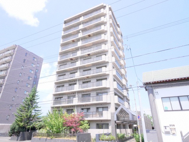 札幌市中央区南十三条西のマンションの建物外観