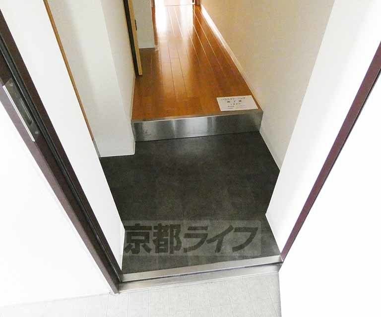 【京都市伏見区竹田久保町のマンションの玄関】