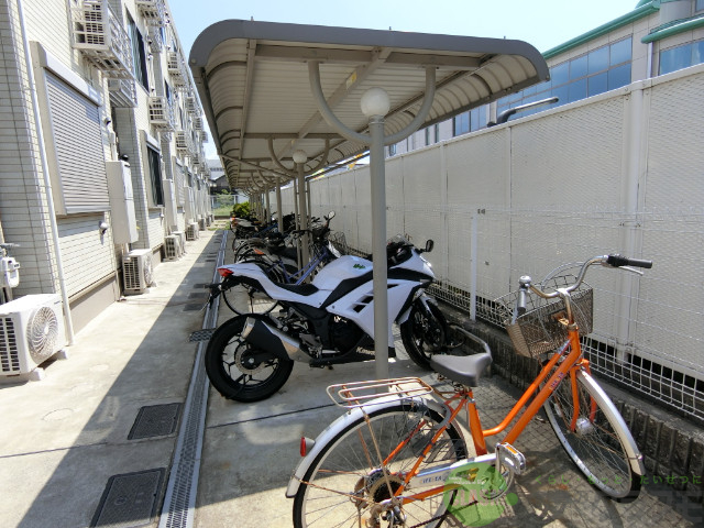 【摂津市鳥飼西のアパートの駐車場】