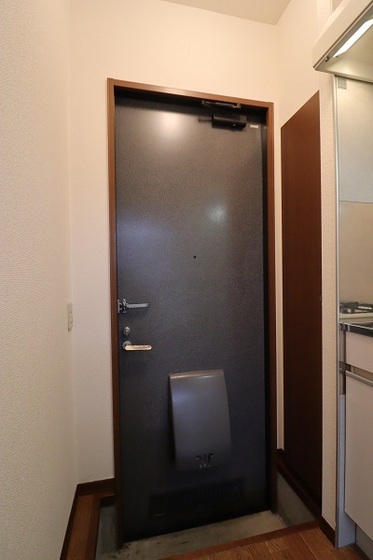 玄関　※別号室の写真です。