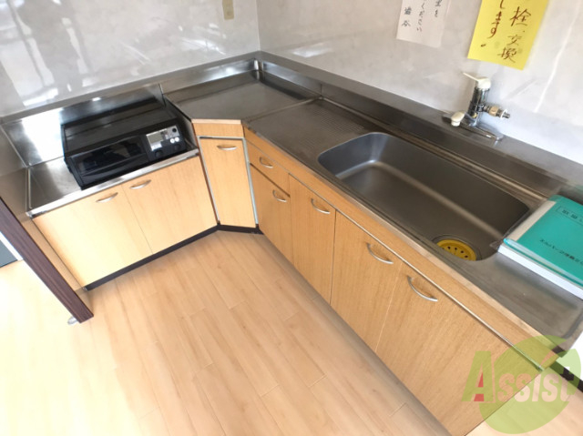 キッチン　キッチンはＬ字型で料理もしやすく広々使えていいですね。