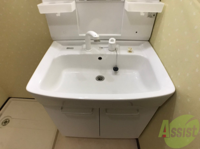 洗面設備　独立洗面台があるので、朝はこちらで身支度ができます。