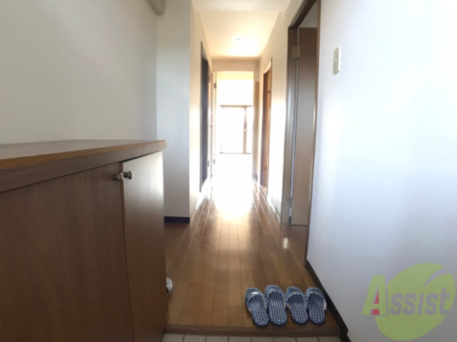 玄関　玄関入って日当たりがいいのがよくわかります。