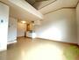居室・リビング　明るくキレイなフローリングのお部屋になります。
