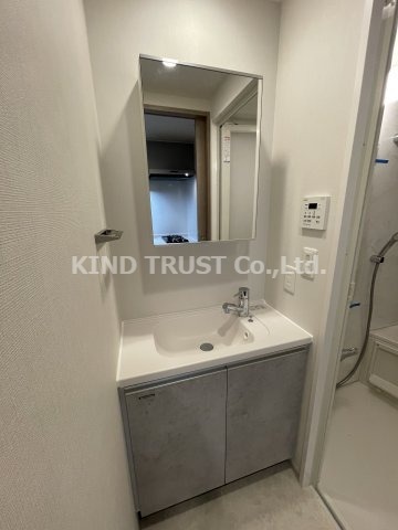 洗面設備　明るい洗面所です