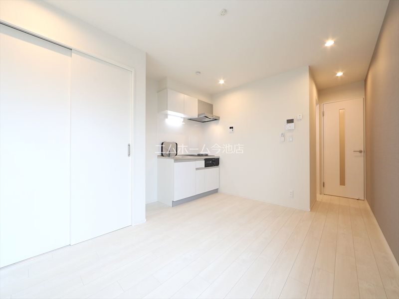 その他　LDK8.5帖　エアコン付　窓付（換気良好）