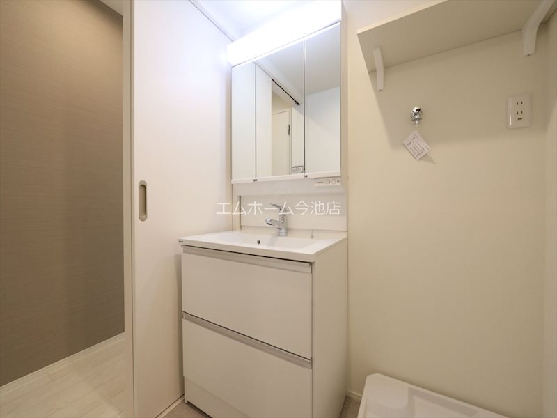 洗面設備　脱衣所　独立洗面台（シャンプードレッサー付）