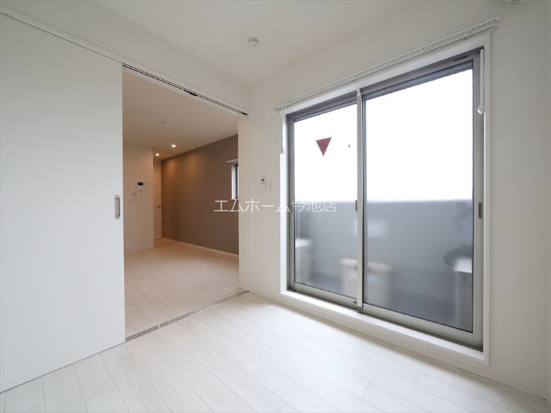 その他部屋・スペース　洋室3.9帖　エアコン付　バルコニーに面しています