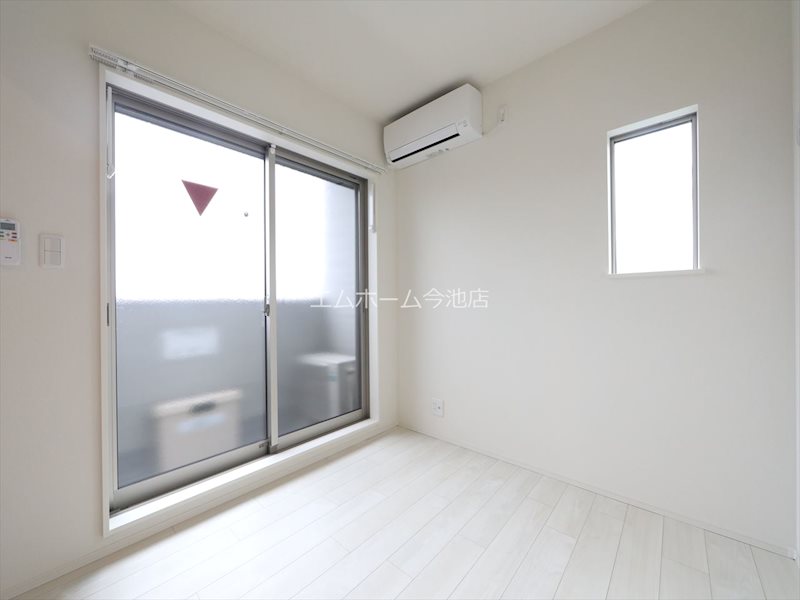 バルコニー　洋室3.9帖　エアコン付　バルコニーに面しています