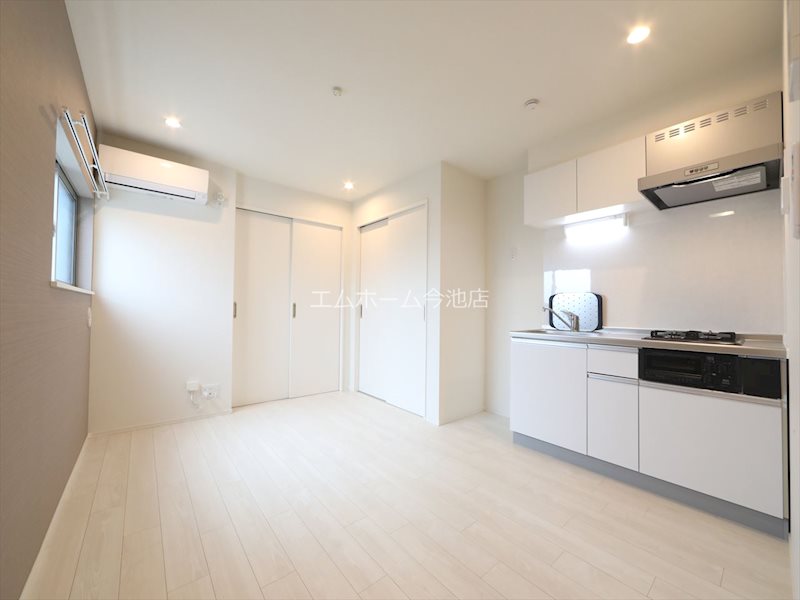 居室・リビング　LDK8.5帖　エアコン付　窓付（換気良好）