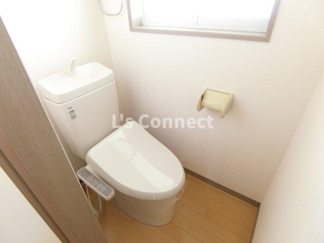 トイレ　温水洗浄便座付きのトイレ。