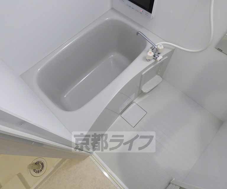 バス・シャワールーム　ＴＶ付きの浴室