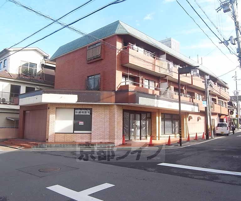 建物外観　下がコンビニ・