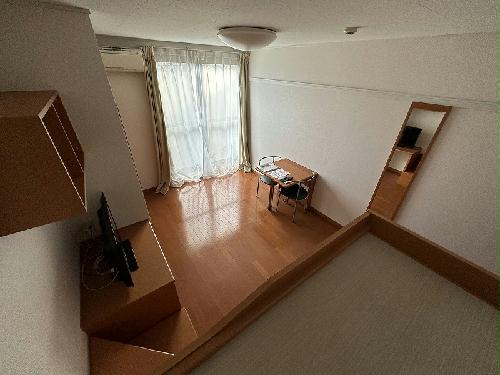 居室・リビング　ベッドからの居間の眺めです。