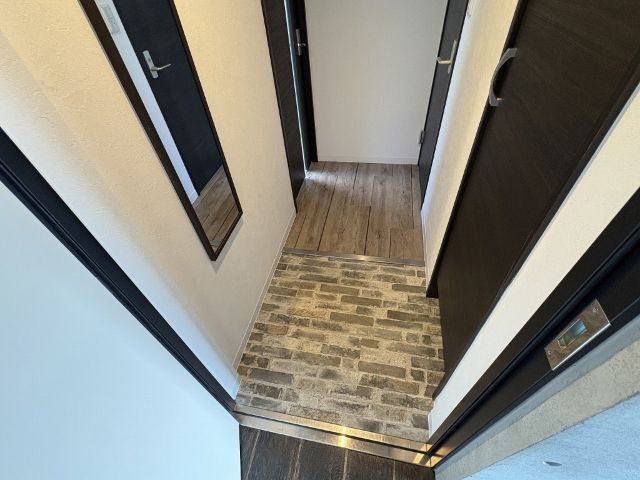 玄関　※写真は別号室です。