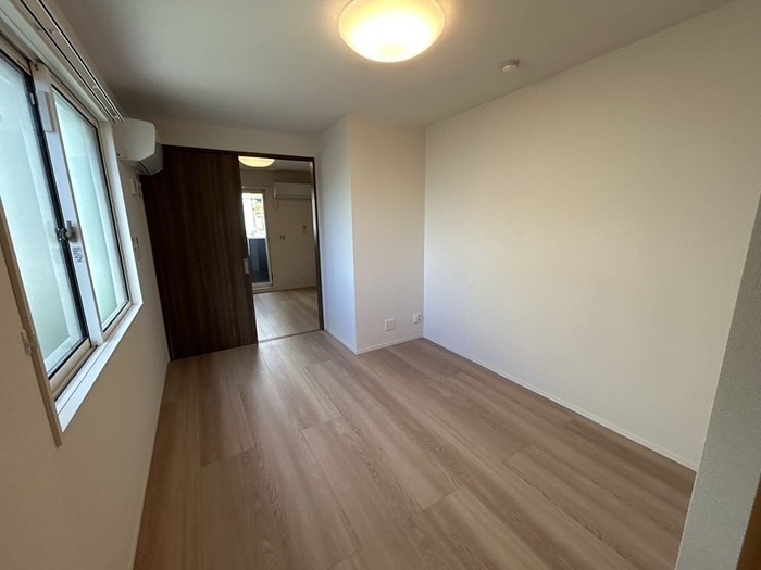 居室・リビング　木目調のフローリングです♪