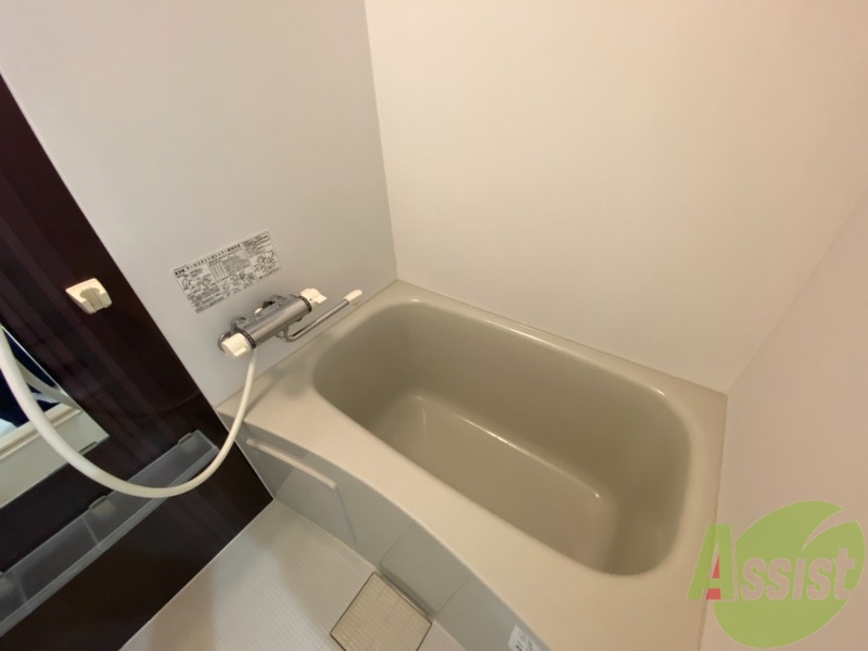 バス・シャワールーム　お風呂はこちら。１人暮らしにはピッタリのサイズ感ですね！