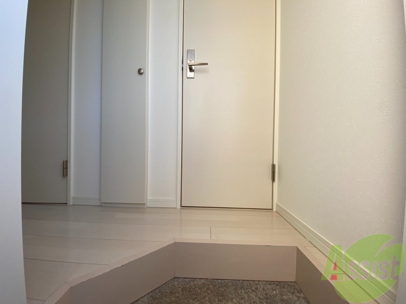 玄関　玄関から撮影しました。敷居が高くなくて安心ですね。