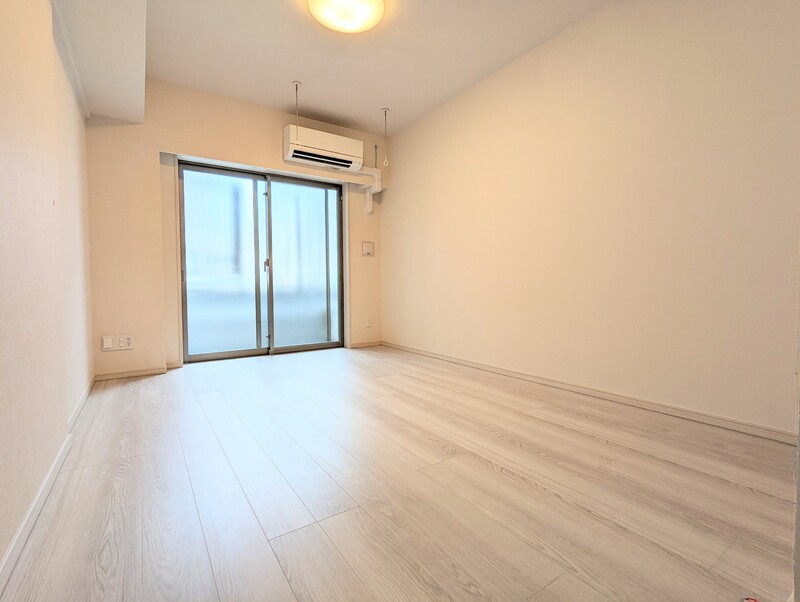 居室・リビング　落ち着いた色合いの床材を使用した居住空間です。