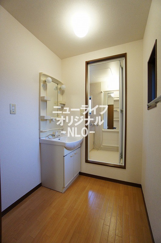 洗面設備　洗濯機置場もスペースが確保されており、使いやすい洗面室です