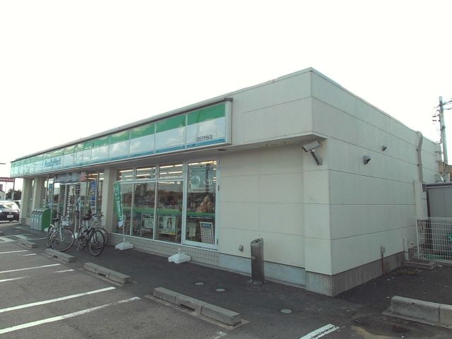 コンビニ　ファミリーマート（コンビニ）まで800m