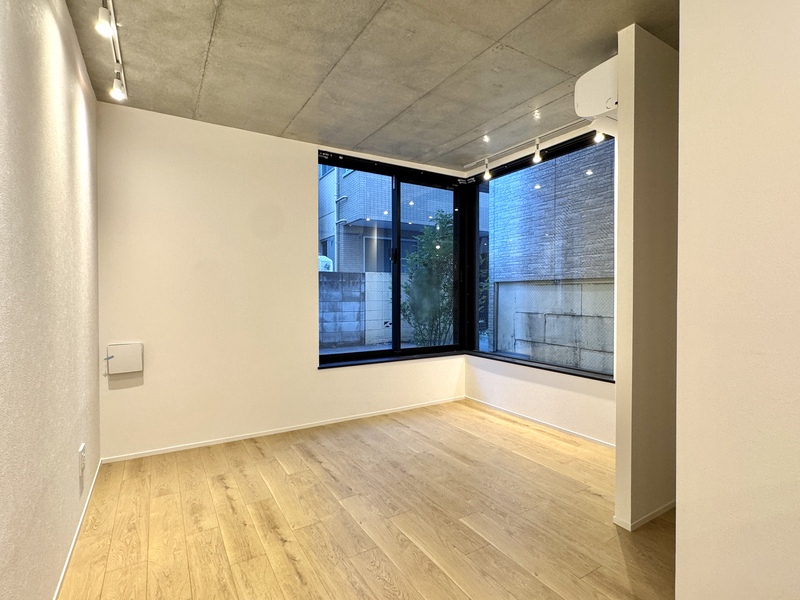 居室・リビング　大きな窓が開放的