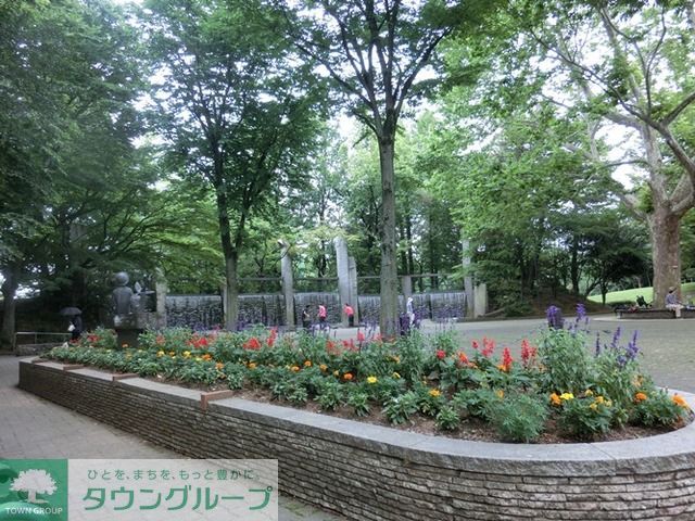 公園　蚕糸の森公園運動場（公園）まで600m