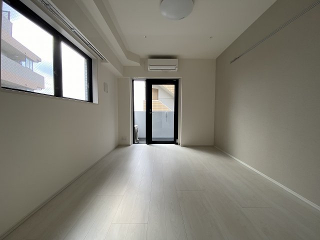 居室・リビング　落ち着いた色合いの床材を使用した居住空間です。